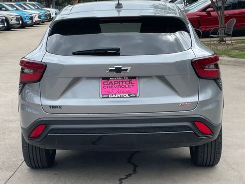 Used 2025 Chevrolet Trax RS w/ Sunroof Package FWD image 5