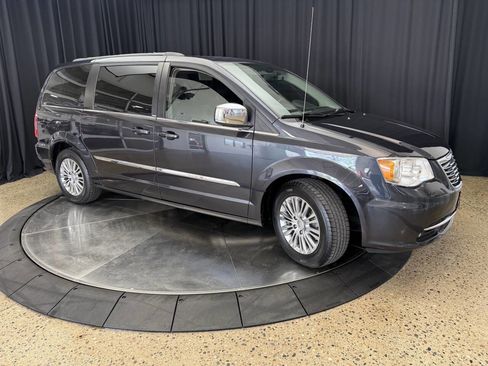 Used 2013 Chrysler Town & Country Touring-L FWD image 10