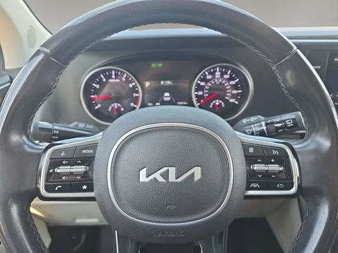 Used 2023 Kia Carnival LX w/ Paint Protection Package FWD image 14