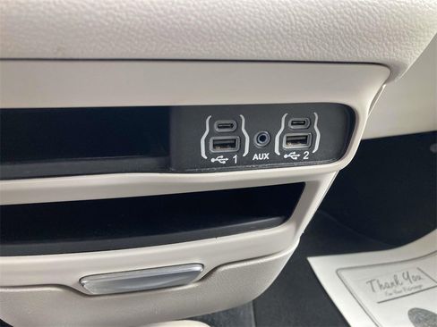 Used 2021 Chrysler Pacifica Touring-L image 15