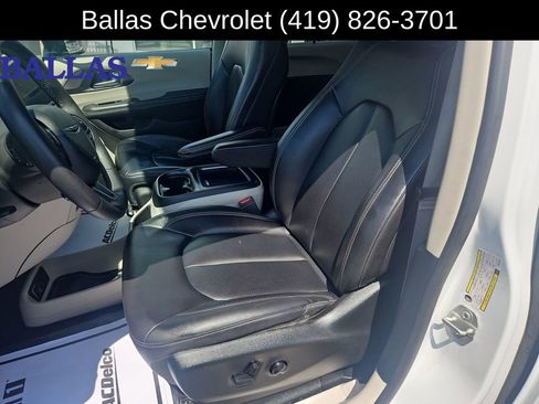Used 2024 Chrysler Pacifica Touring-L FWD image 20