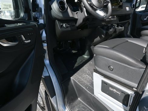 Used 2025 Mercedes-Benz Sprinter 2500 image 6