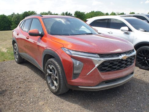 Used 2024 Chevrolet Trax LT w/ Driver Confidence Package FWD image 3