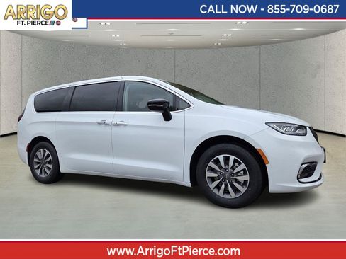 Used 2024 Chrysler Pacifica Select image 1