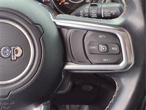 Used 2018 Jeep Wrangler Unlimited Sahara image 12