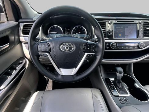 Used 2018 Toyota Highlander XLE FWD image 6