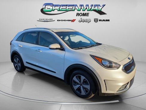 Used 2017 Kia Niro EX image 1