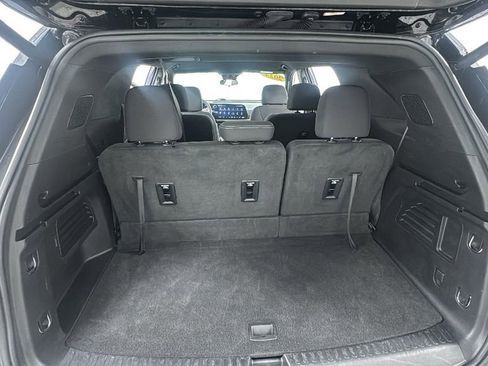 Used 2024 Chevrolet Traverse LT image 16