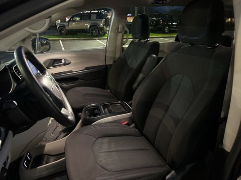 Used 2021 Chrysler Pacifica Touring image 9