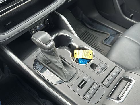 Used 2022 Toyota Highlander XLE image 34