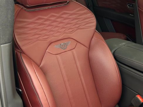 Used 2025 Bentley Bentayga image 41