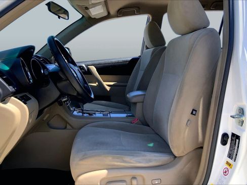 Used 2012 Toyota Highlander FWD w/ Tech Pkg image 7