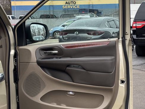 Used 2012 Chrysler Town & Country Touring-L w/ Trailer Tow Group image 21