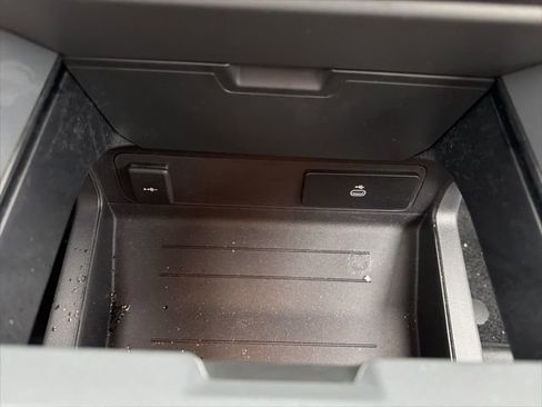 Used 2025 Land Rover Defender 110 X-Dynamic SE image 36