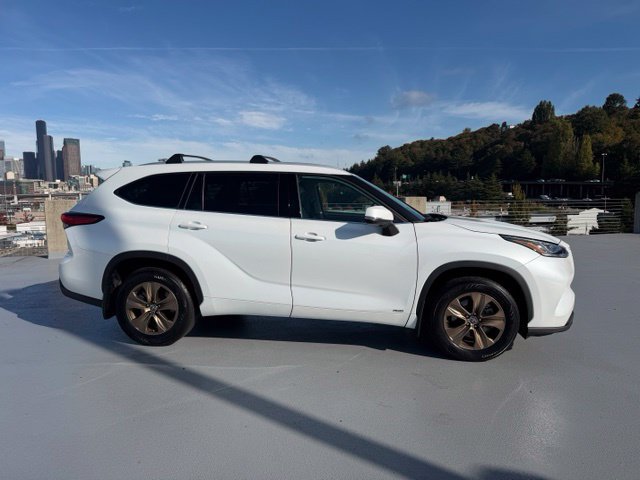 Certified 2022 Toyota Highlander Bronze Edition AWD/4WD image 3