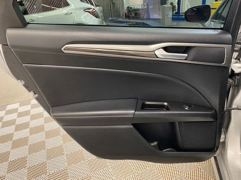 Used 2017 Ford Fusion SE image 16