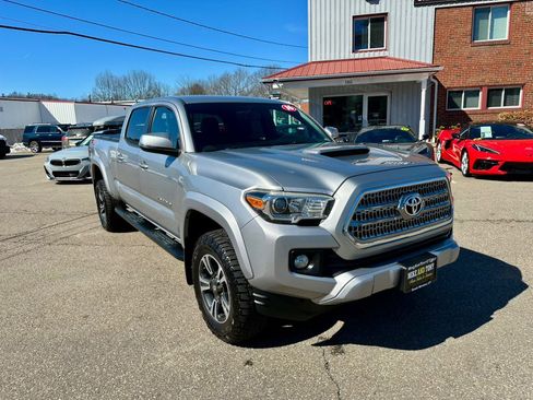 Used 2016 Toyota Tacoma TRD Sport w/ Exterior Package image 3