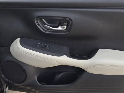 Used 2023 Honda HR-V LX image 8