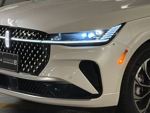 New 2026 Lincoln Nautilus Reserve AWD/4WD image 2