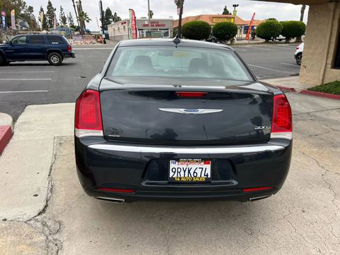 Used 2018 Chrysler 300 Touring w/ Driver Convenience Group image 5