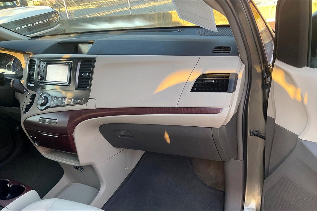 Used 2013 Toyota Sienna XLE FWD image 15