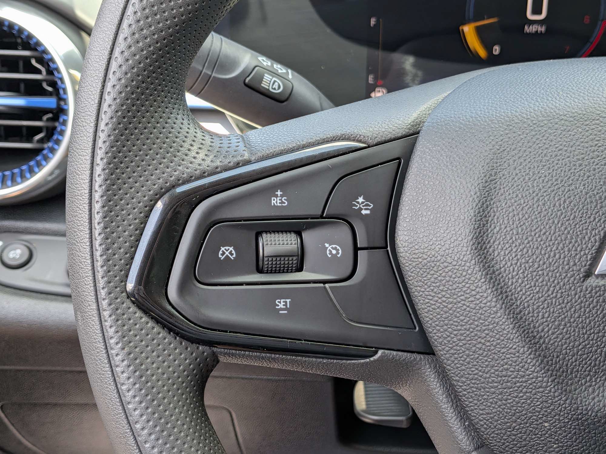 Used 2025 Chevrolet Trax LT FWD image 23