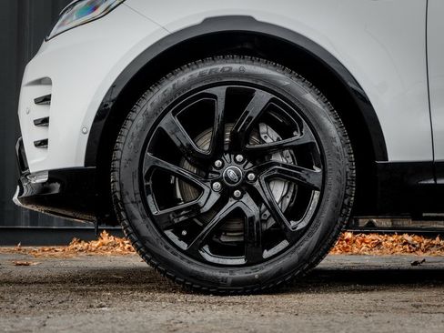 Used 2025 Land Rover Discovery Dynamic SE image 4