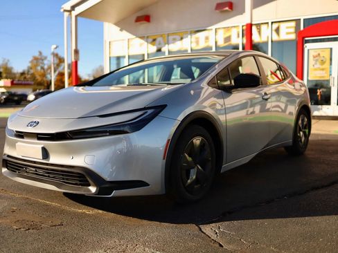 Used 2025 Toyota Prius LE image 1