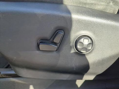 Used 2018 Chrysler Pacifica Touring-L FWD image 11