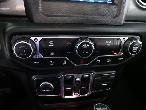 Used 2019 Jeep Wrangler Unlimited Sahara w/ Safety Group AWD/4WD image 23