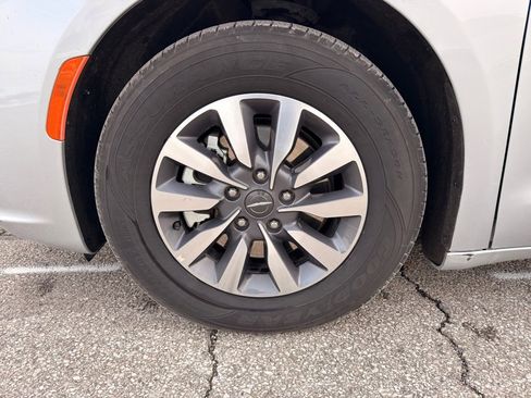 Used 2023 Chrysler Pacifica Touring-L image 18