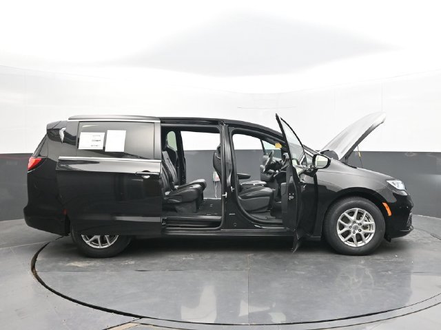 Used 2025 Chrysler Pacifica Select FWD image 65