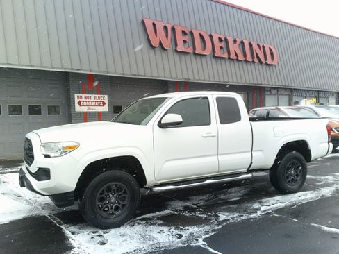 Used 2018 Toyota Tacoma SR image 3