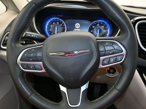 Used 2023 Chrysler Pacifica Touring-L FWD image 13