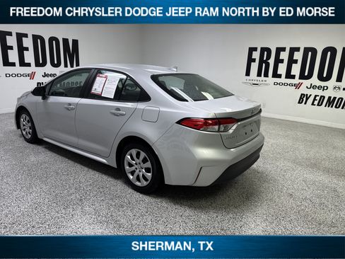 Used 2025 Toyota Corolla LE FWD image 6
