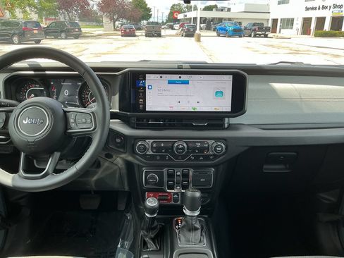 Certified 2025 Jeep Gladiator Sport AWD/4WD image 15