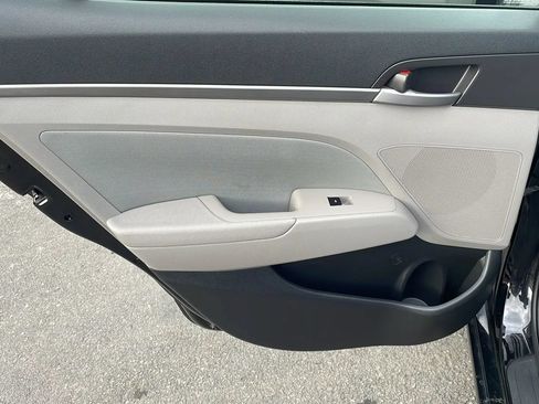 Used 2017 Hyundai Elantra SE FWD image 31