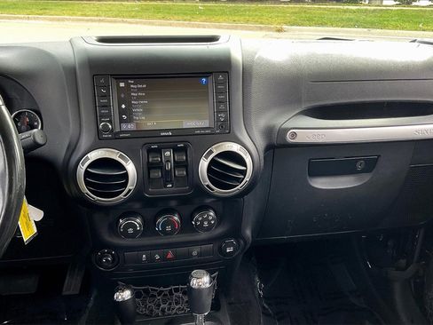 Used 2017 Jeep Wrangler Unlimited Sahara image 19