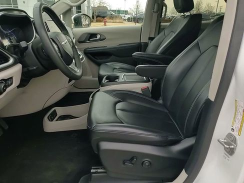 Used 2023 Chrysler Pacifica Touring-L image 22