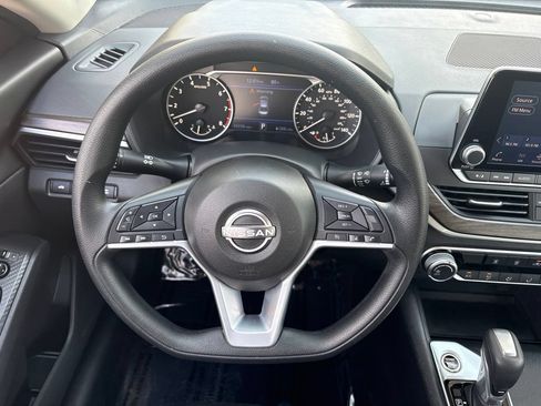 Used 2025 Nissan Altima 2.5 SV FWD image 18