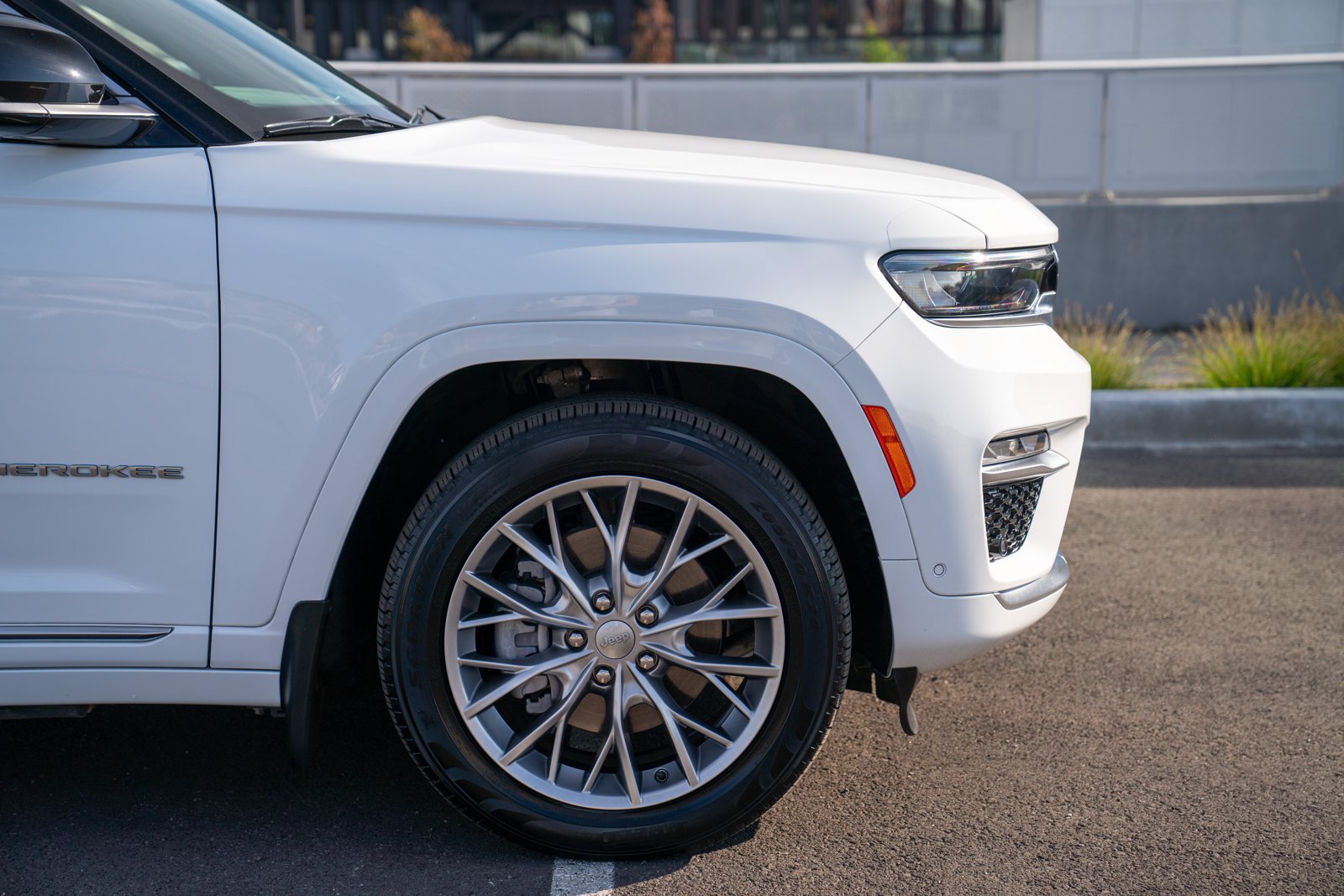 Used 2022 Jeep Grand Cherokee Summit w/ Advanced Protech Group IV AWD/4WD image 9