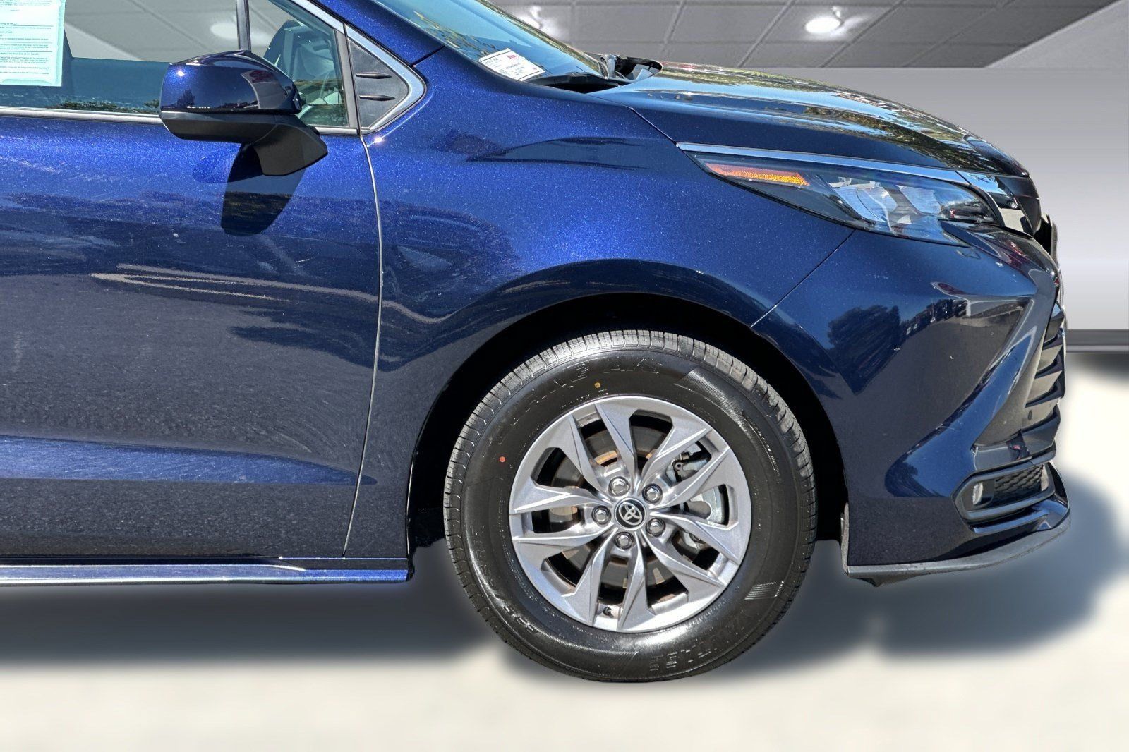 Used 2026 Toyota Sienna XLE FWD image 35