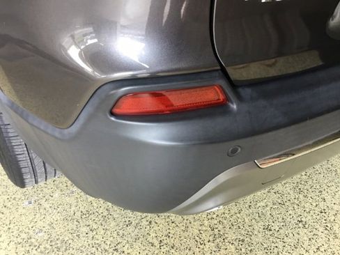 Used 2019 Jeep Cherokee Limited image 17