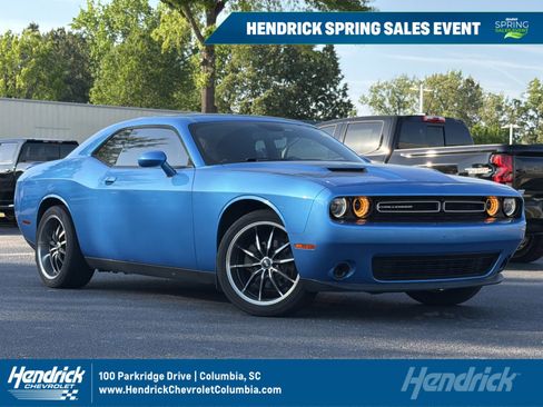 Used 2019 Dodge Challenger SXT image 1
