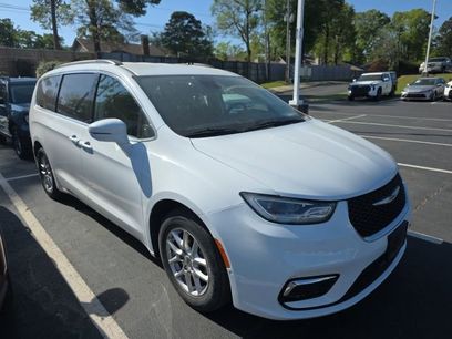 Used 2022 Chrysler Pacifica Touring-L w/ Uconnect Theater Family Group