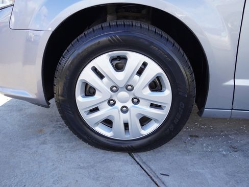 Used 2017 Dodge Grand Caravan SE w/ UConnect Hands-Free Group image 13