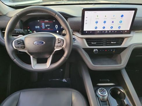 Used 2025 Ford Explorer Active w/ Active Comfort Package image 4