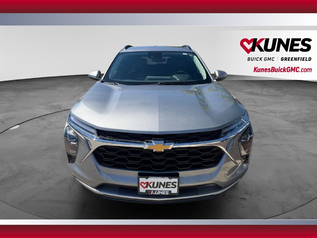 Used 2025 Chevrolet Trax LT FWD image 3