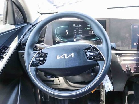 Used 2023 Kia Niro LX FWD image 17