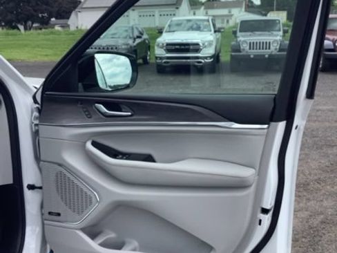 Certified 2023 Jeep Grand Cherokee Overland w/ Luxury Tech Group IV AWD/4WD image 20